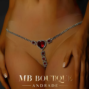 Calcinha Luxo com Correntes de Strass e Pedras Vermelhas – Detalhe Coração – Coleção Gold