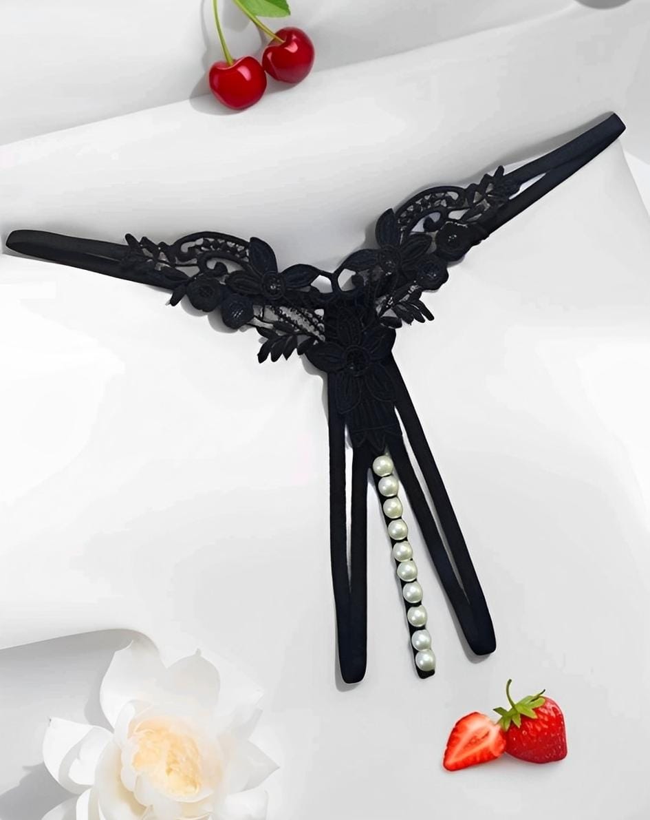 Calcinha Fio Dental Preta com Renda Floral e Pérolas – Lingerie Sensual com Abertura Inferior para Momentos Ousados