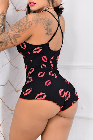 Macaquinho Lingerie Preto Sexy com Estampa de Beijos Vermelhos – Pijaminha Sensual e Confortável Feminino P ao GG