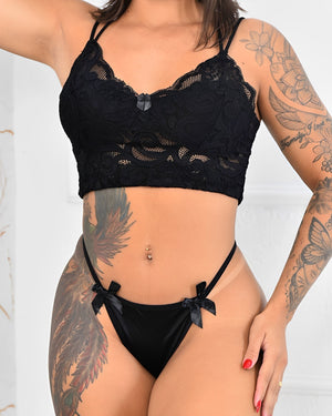 Calcinha Fio Dental Preta Sexy com Corrente Dourada e Lacinhos de Cetim – Lingerie Sensual e Sofisticada
