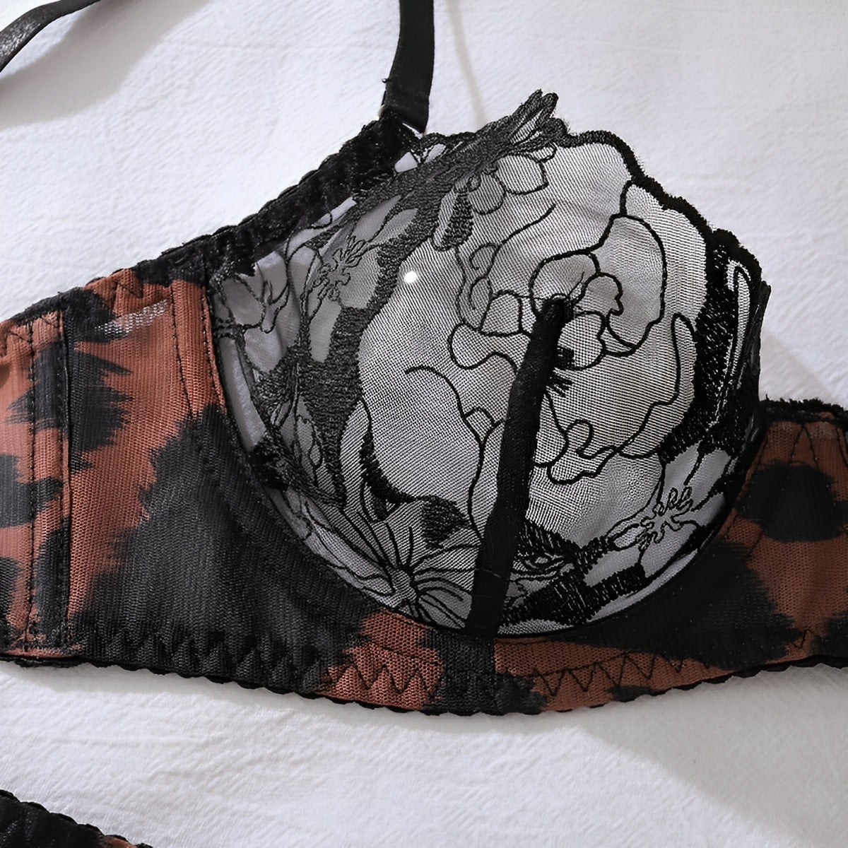 Conjunto Lingerie Animal Print com Renda, Meias e Luvas – Selvagem, Sexy e Sofisticada