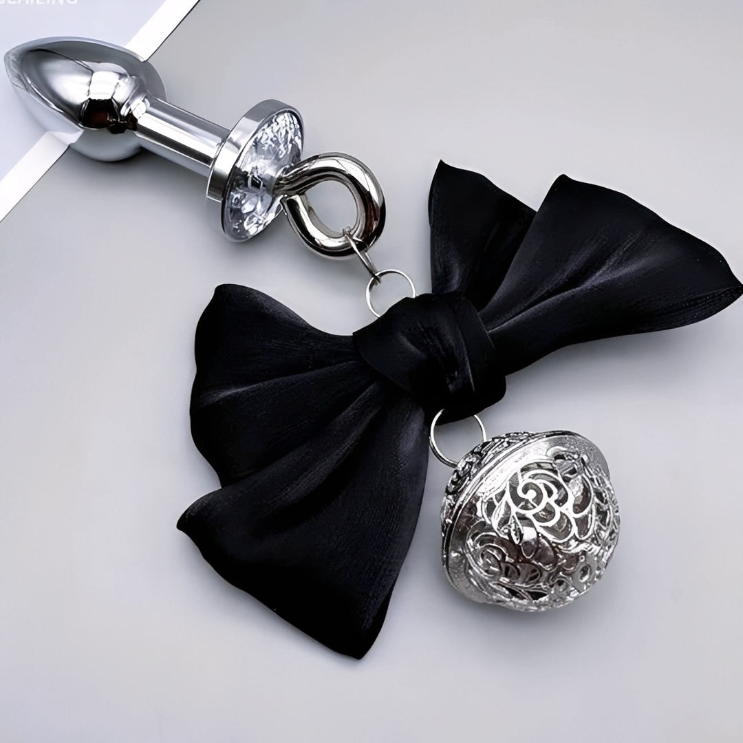 Plug Anal com Laço de Cetim e Pingente – Metal Premium Rosa, Preto e Vermelho | Acessório Sexy e Sofisticado