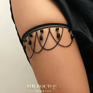 Liga de Coxa Preta Sexy com Correntes e Gotas em Resina – Lingerie Erótica e Acessório de Sedução