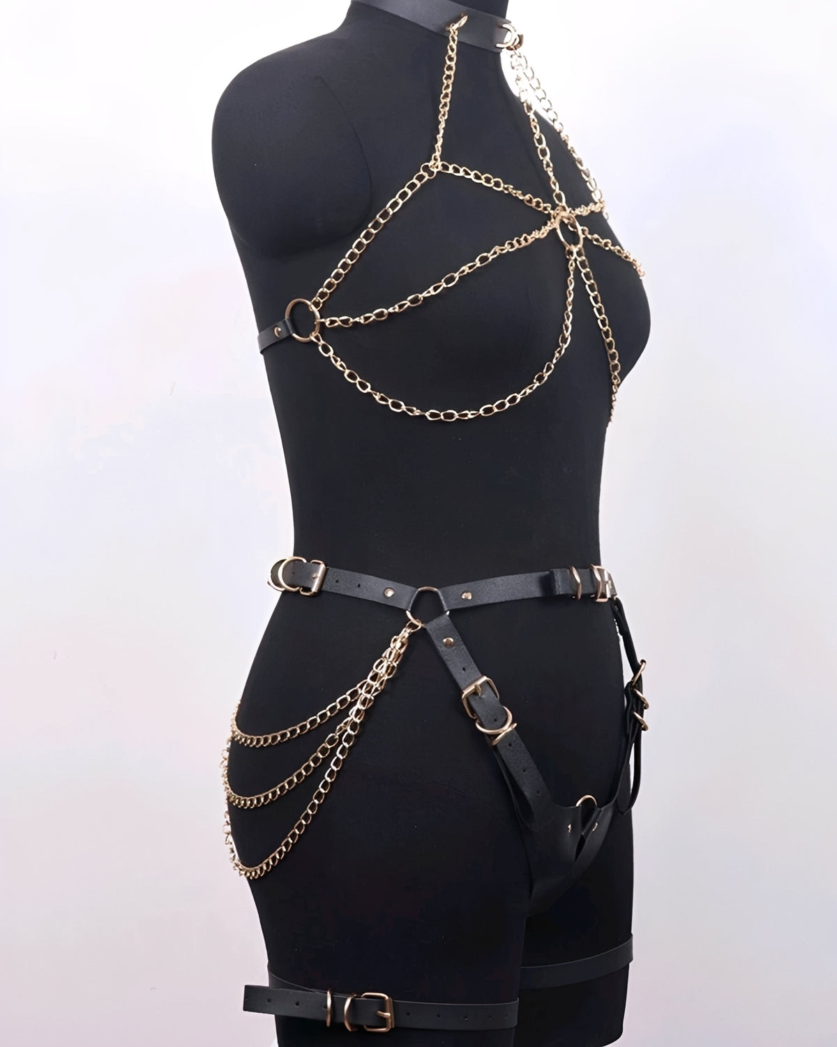 Harness Sexy em Couro PU com Correntes Douradas – Lingerie Fetiche Ajustável para Corpo Todo