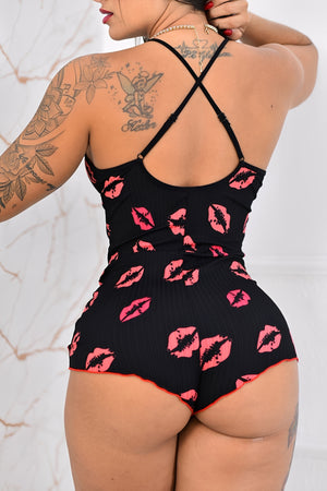 Macaquinho Lingerie Preto Sexy com Estampa de Beijos Vermelhos – Pijaminha Sensual e Confortável Feminino P ao GG