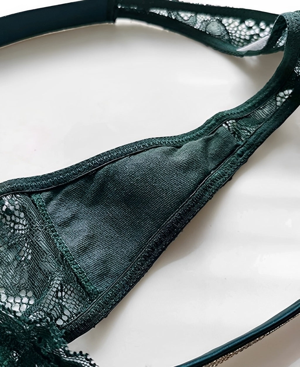 Calcinha Fio Dental de Renda com Strass Brilhante – Lingerie Luxuosa, Sexy e Sofisticada para Noites Especiais