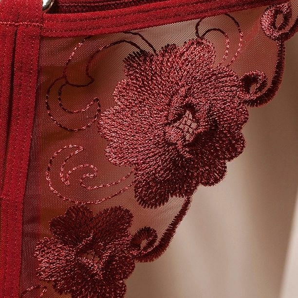 Calcinha Fio Dental Sexy - abertura inferior, Transparente com Bordado Floral e Pérola Central – Lingerie de Luxo Sensual Feminina - Presente sensual