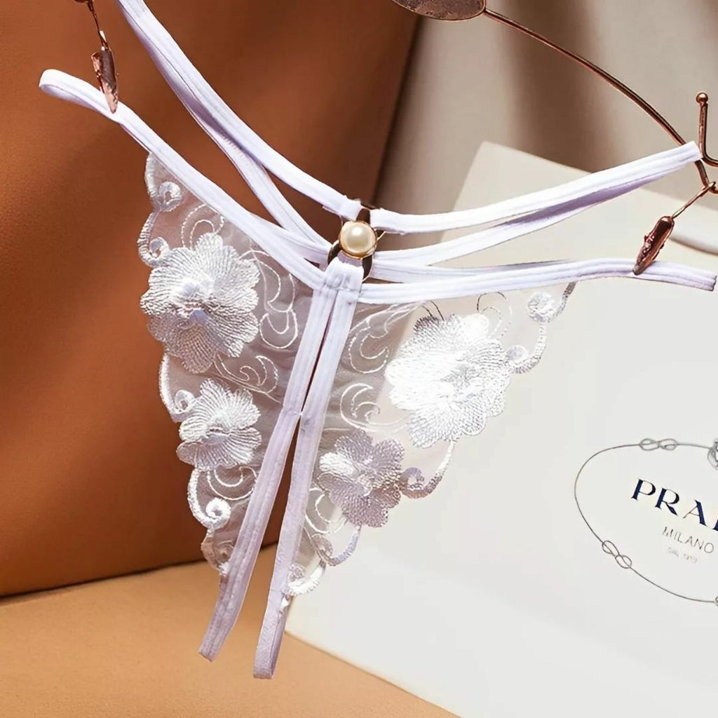 Calcinha Fio Dental Sexy - abertura inferior, Transparente com Bordado Floral e Pérola Central – Lingerie de Luxo Sensual Feminina - Presente sensual